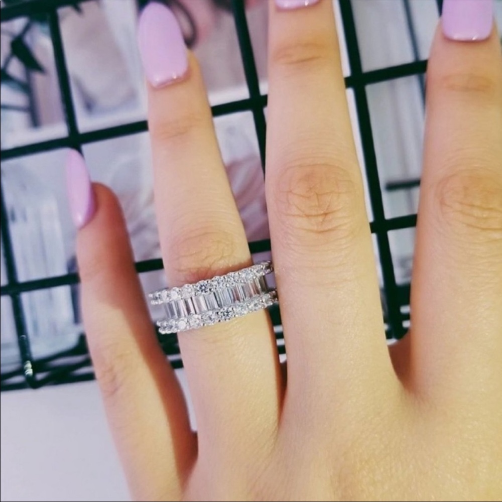 NEW 18K GOLD BAGUETTE DIAMOND ETERNITY RING - Picture 2 of 7